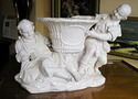 Centrotavola ceramica con samurai che sorreggono un cesto - modellato a mano
